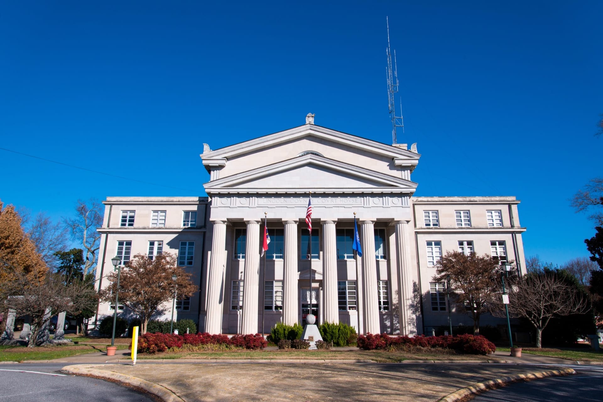 Lincoln County Courthouse on the square in downtown Lincolnton, NC - Speagle's Grading